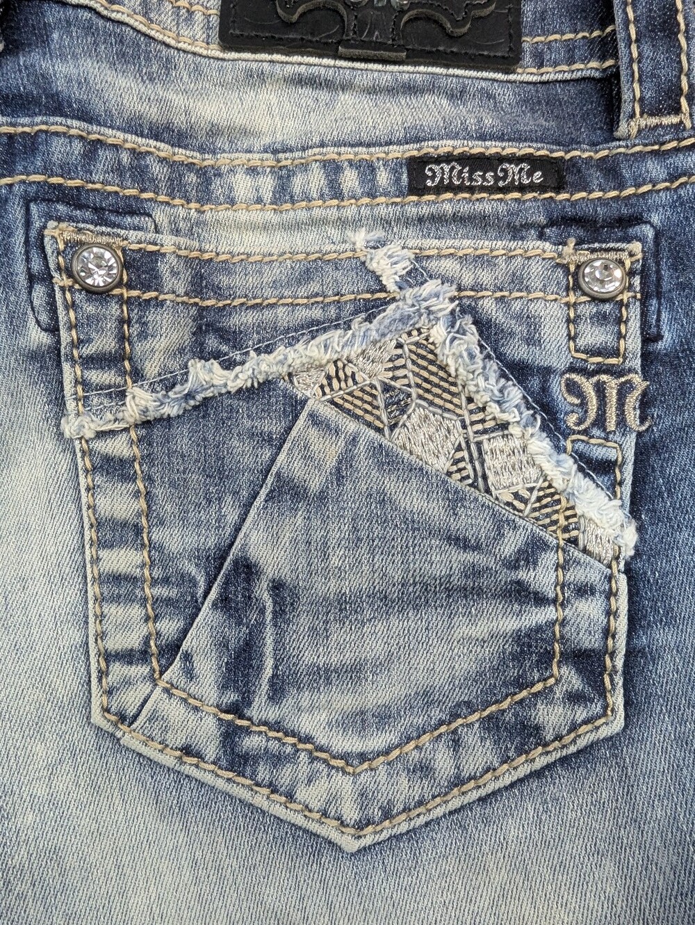 Miss Me Signature Cutoff Denim Shorts Size 28 Aztec Embroidered Sequins Bling - Picture 9 of 15